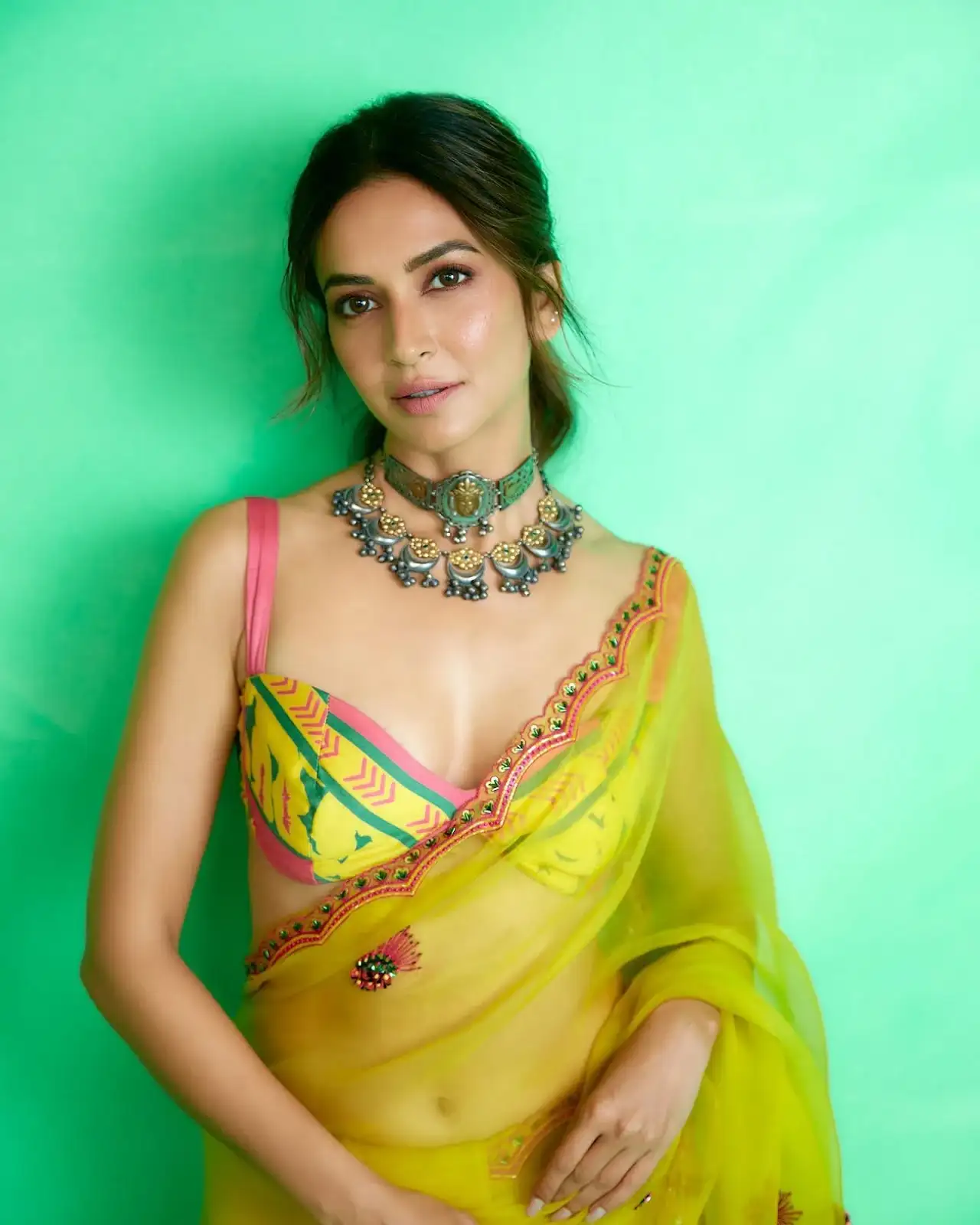 INDIAN ACTRESS KRITI KHARBANDA IN TRADITIONAL GREEN SAREE 3